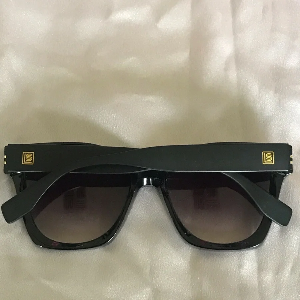 LAUNDRY by SHELLI SEGAL ,100%UV ABSORPTIVE unisex all black color Classy NEW !
